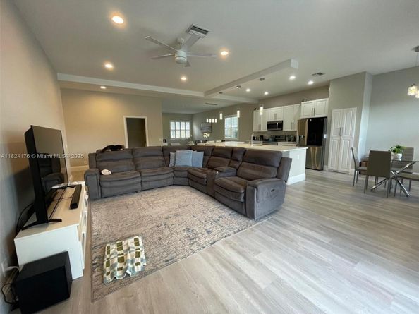 1087 Chenille Cir, Weston FL 33327