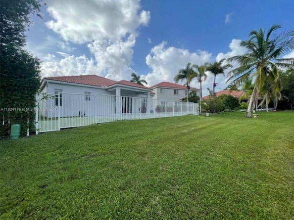 1087 Chenille Cir, Weston FL 33327