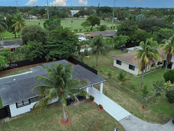 2496 SW 8th St, Fort Lauderdale FL 33312