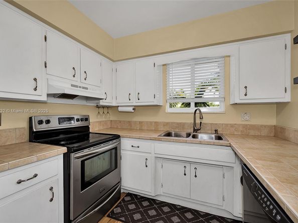 1532 NE 39th St, Oakland Park FL 33334