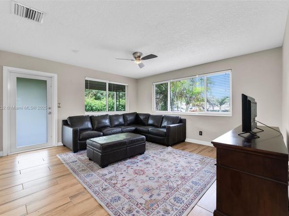 1532 NE 39th St, Oakland Park FL 33334