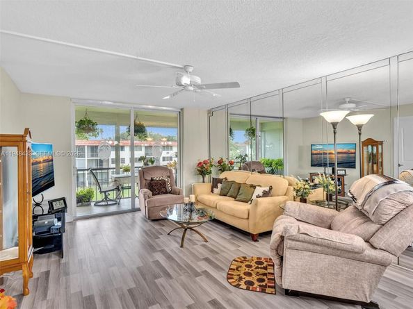 9420 S Hollybrook Lake Dr 302, Pembroke Pines FL 33025