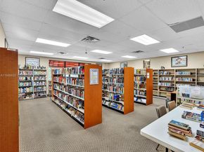 9420 S Hollybrook Lake Dr 302, Pembroke Pines FL 33025