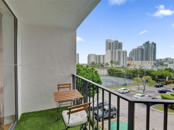 1000 Parkview Dr 412, Hallandale Beach FL 33009