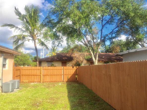 823-825 NW 9TH St, Hallandale Beach FL 33009