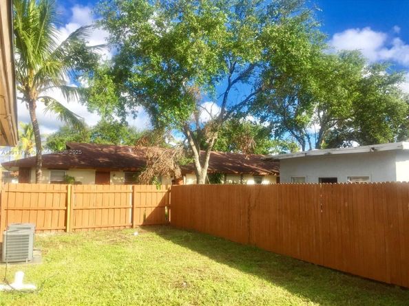 823-825 NW 9TH St, Hallandale Beach FL 33009