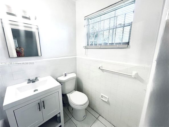 823-825 NW 9TH St, Hallandale Beach FL 33009