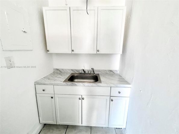 823-825 NW 9TH St, Hallandale Beach FL 33009