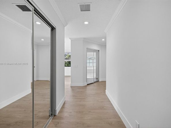 1781 Harbor Pointe Cir, Weston FL 33327