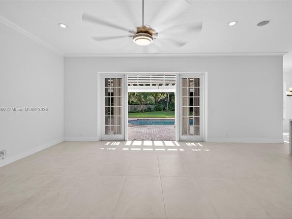 1781 Harbor Pointe Cir, Weston FL 33327