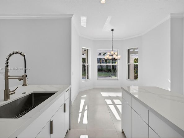 1781 Harbor Pointe Cir, Weston FL 33327