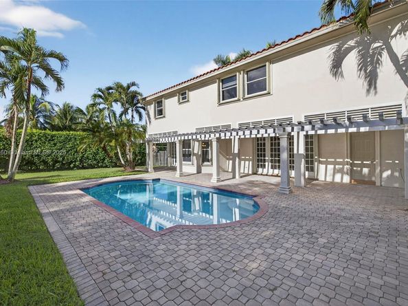 1781 Harbor Pointe Cir, Weston FL 33327