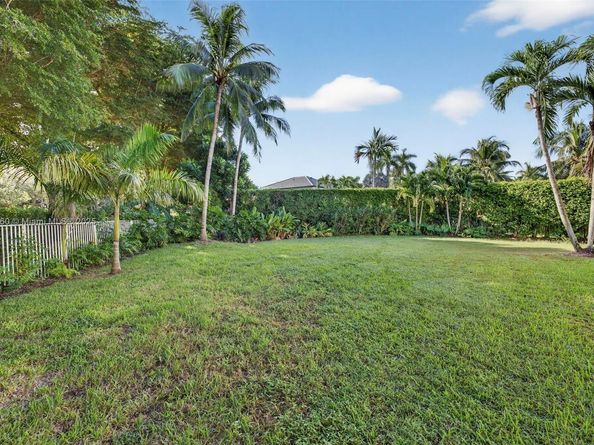 1781 Harbor Pointe Cir, Weston FL 33327