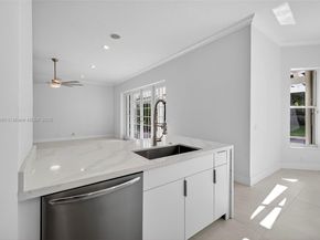 1781 Harbor Pointe Cir, Weston FL 33327