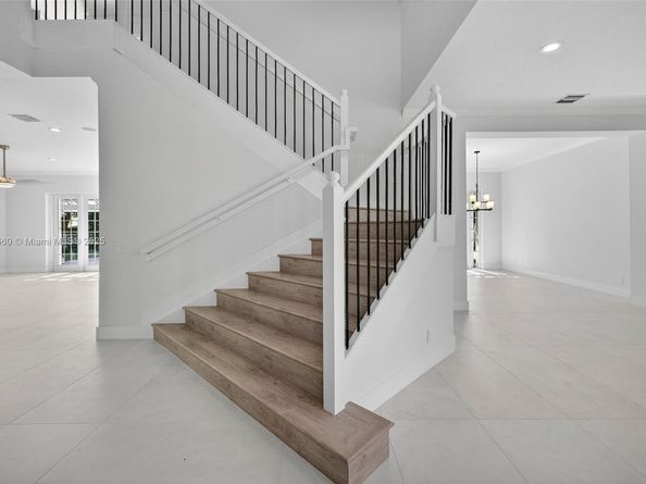 1781 Harbor Pointe Cir, Weston FL 33327