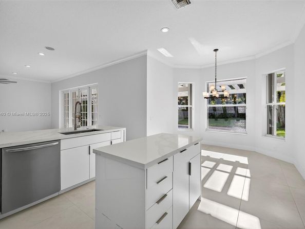 1781 Harbor Pointe Cir, Weston FL 33327