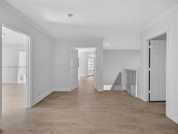 1781 Harbor Pointe Cir, Weston FL 33327