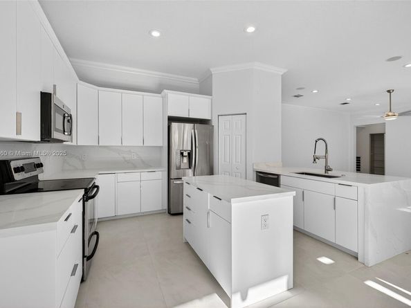 1781 Harbor Pointe Cir, Weston FL 33327