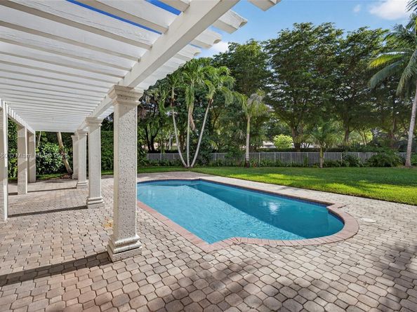 1781 Harbor Pointe Cir, Weston FL 33327