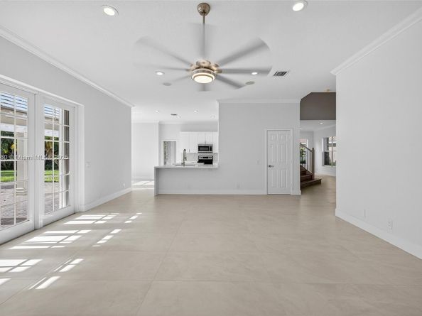 1781 Harbor Pointe Cir, Weston FL 33327