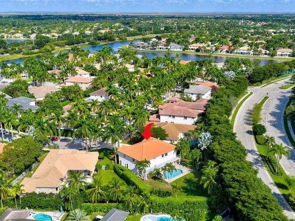 1781 Harbor Pointe Cir, Weston FL 33327