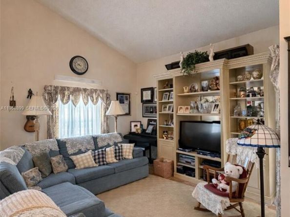 19804 NW 67th Ct, Hialeah FL 33015