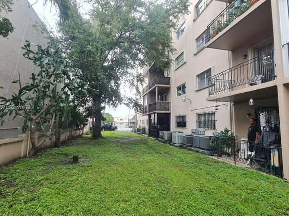 3640 NW 9th st 105, Miami FL 33125