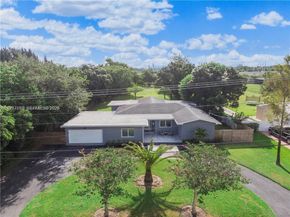 224 E Acre Dr, Plantation FL 33317