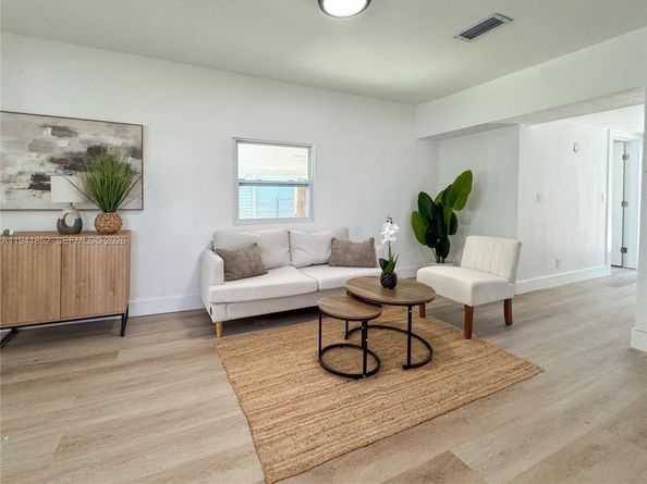 953 NE 37th St, Oakland Park FL 33334