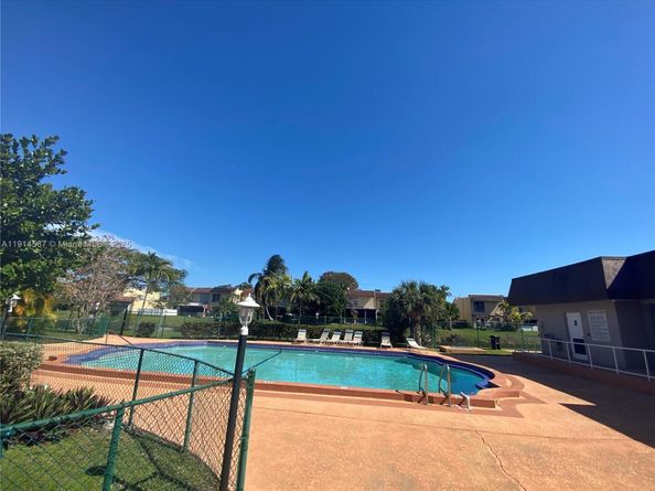 10373 N Kendall Dr H6, Miami FL 33176