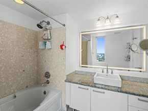 185 SW 7th St 2702, Miami FL 33130