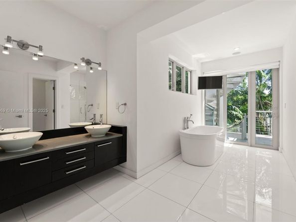 5625 N Bay Rd, Miami Beach FL 33140