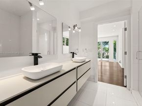 5625 N Bay Rd, Miami Beach FL 33140