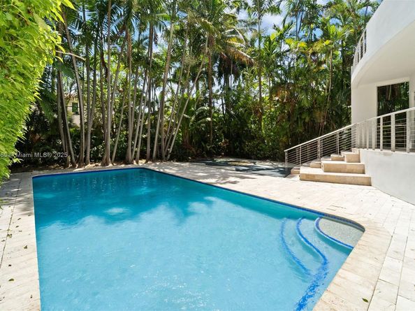 5625 N Bay Rd, Miami Beach FL 33140