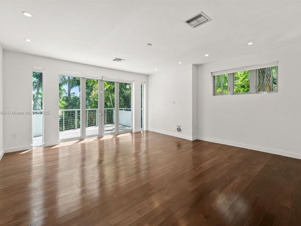 5625 N Bay Rd, Miami Beach FL 33140