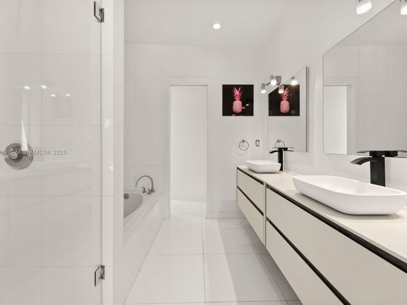 5625 N Bay Rd, Miami Beach FL 33140