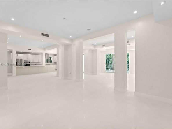 5625 N Bay Rd, Miami Beach FL 33140
