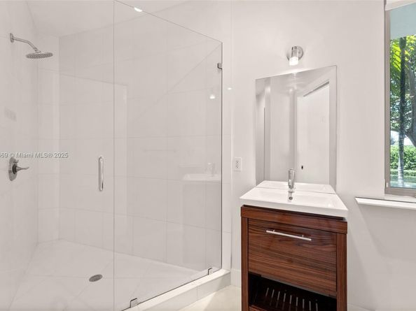 5625 N Bay Rd, Miami Beach FL 33140