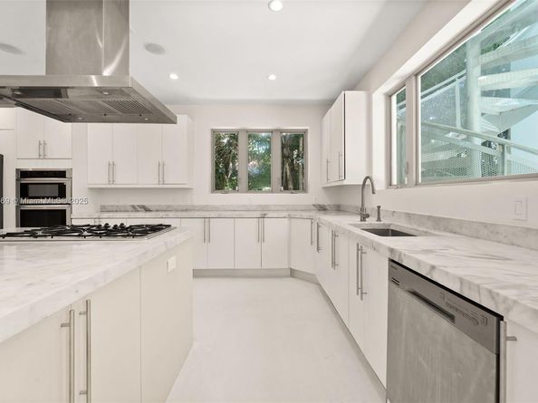 5625 N Bay Rd, Miami Beach FL 33140