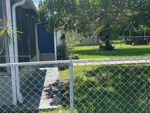 1909-1911 Mayo St, Hollywood FL 33020