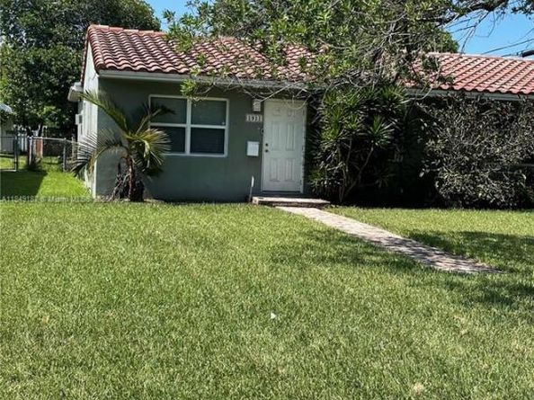 1909-1911 Mayo St, Hollywood FL 33020