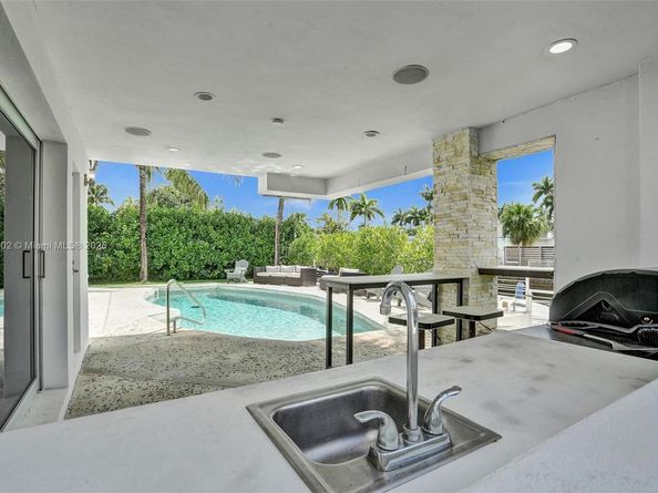 2612 Key Largo Ln, Fort Lauderdale FL 33312