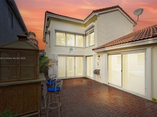 1046 Satinleaf St, Hollywood FL 33019