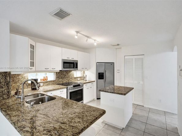 1046 Satinleaf St, Hollywood FL 33019