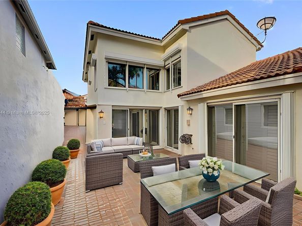 1046 Satinleaf St, Hollywood FL 33019