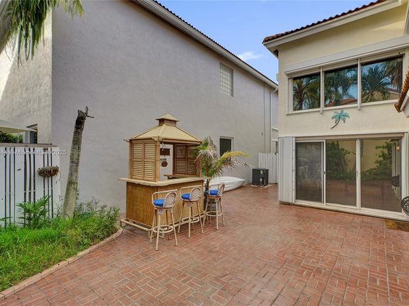 1046 Satinleaf St, Hollywood FL 33019