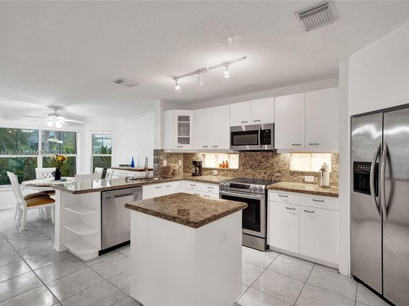 1046 Satinleaf St, Hollywood FL 33019