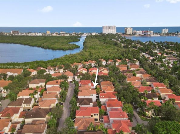 1046 Satinleaf St, Hollywood FL 33019