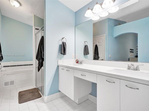 1046 Satinleaf St, Hollywood FL 33019