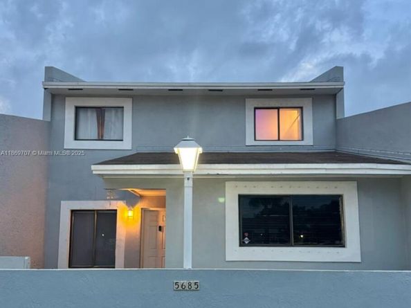 5685 NW 194th Ln, Miami Gardens FL 33055